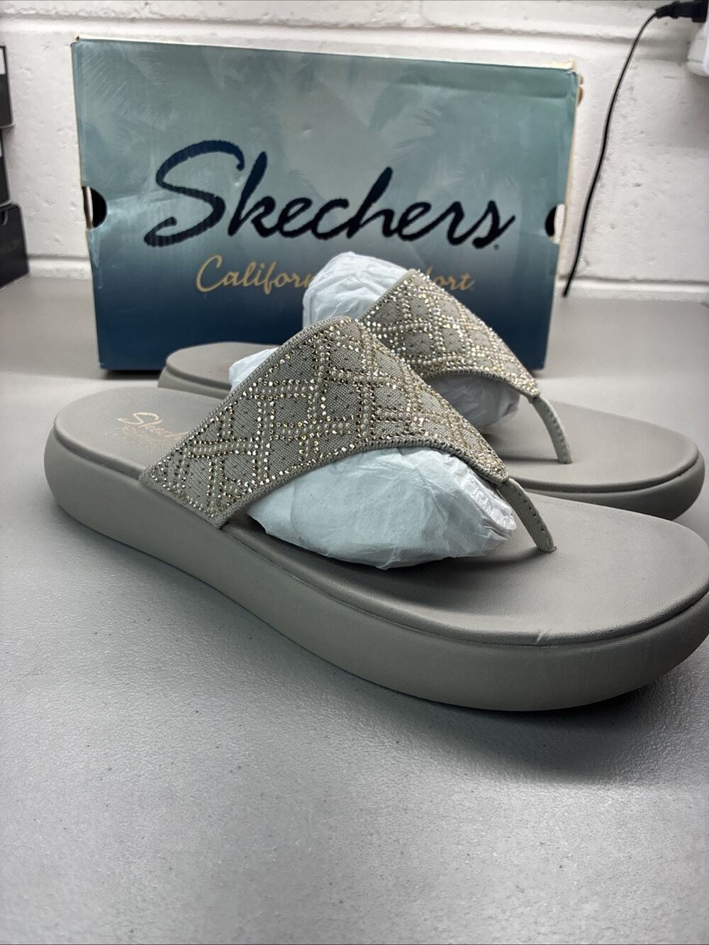 Skechers Relaxed Fit Luxe Foam Embellished Sandals Women's Size 11 New With Box